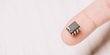 A PDIP resting on a fingertip.